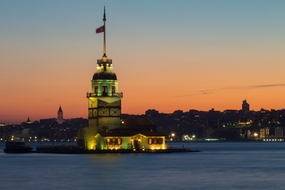 土耳其伊斯坦布尔少女塔夜景图片